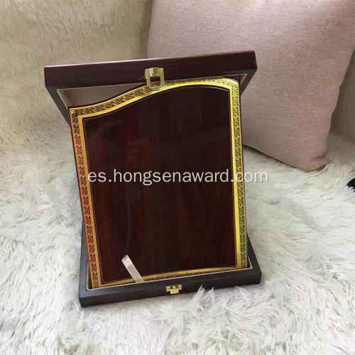 placa de madera roja con caja de madera